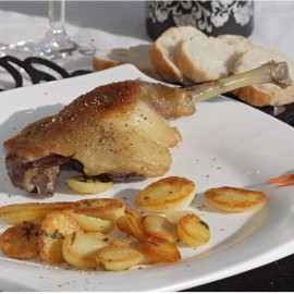 Confit de canard cuisiné à la graisse. Recette traditionnelle. Origine France
