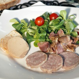 Bloc de foie gras de canard avec 30% morceaux présenté sur une assiette gourmande aveyronnaise
